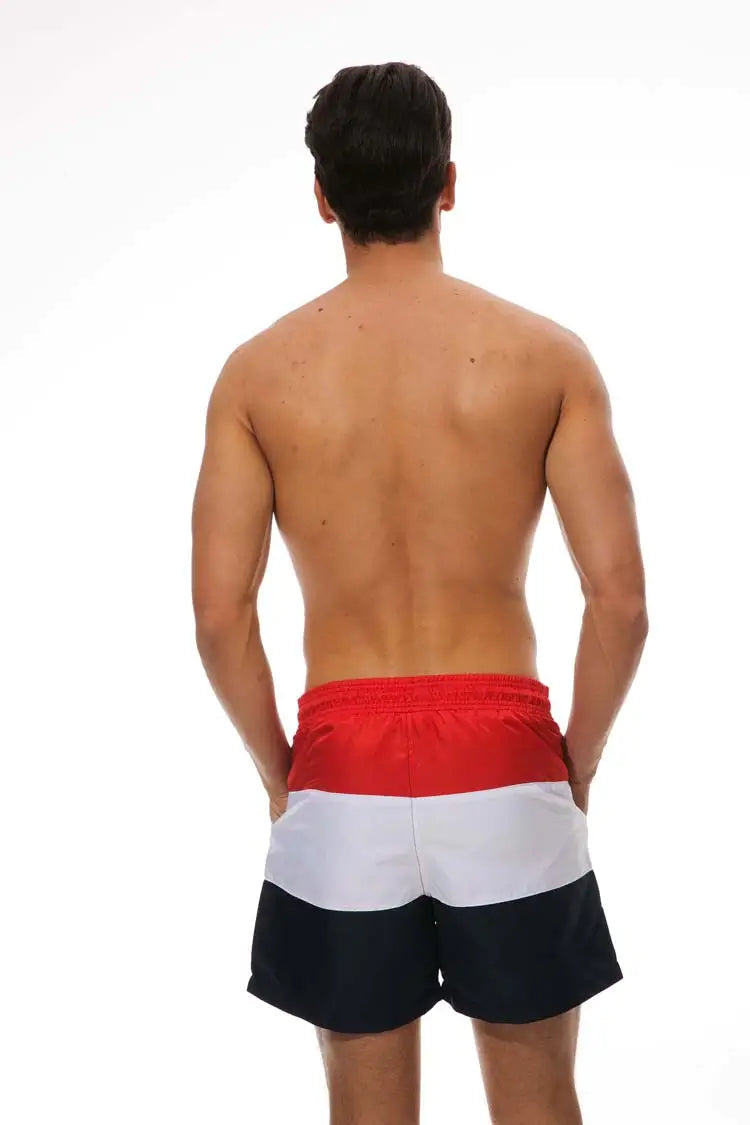 Zomerse set met heren boardshorts, zonnebril en handdoek; essentiële zwemkleding voor vakantie.