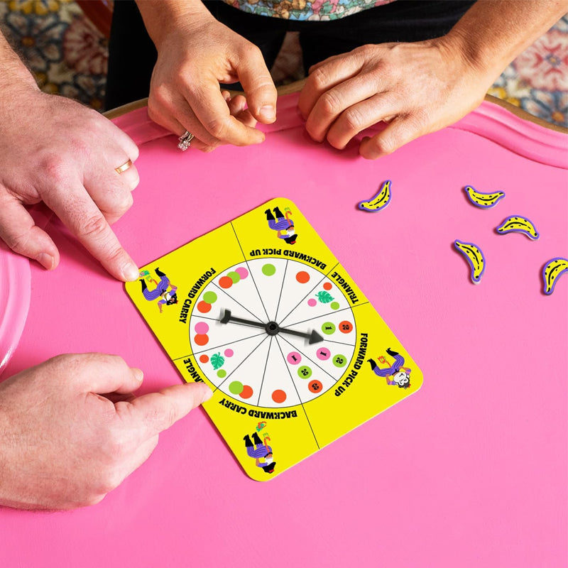 Actiebeeld van een speler die een staart probeert te pakken in het dynamische Swingo familie staartspel. Groots entertainment.