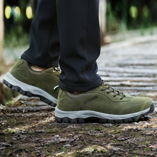 Zijkant van HikePro orthopedische heren wandelschoen, toont stevige zool, demping en ademend bovenwerk.