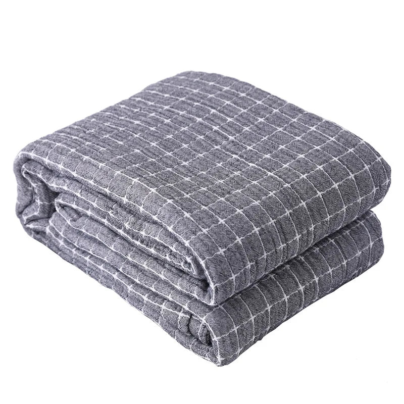 Relaxte sfeer met zachte katoenen deken op bank. Ademend BreezyCotton plaid, casual en gezellig voor elk huis.