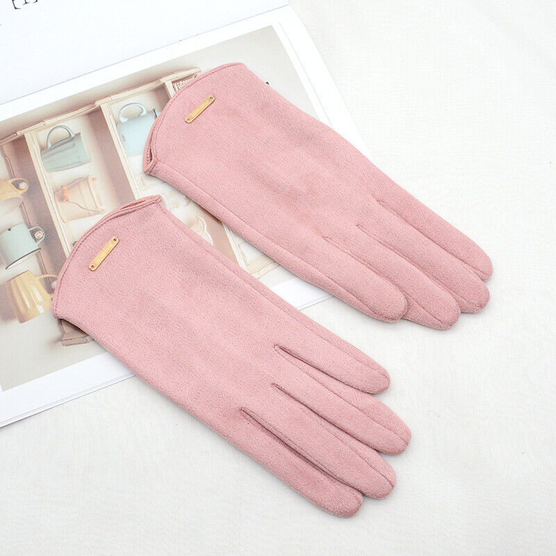Vrouw draagt klassieke suède touchscreen handschoenen. Perfecte warmte en functionaliteit.