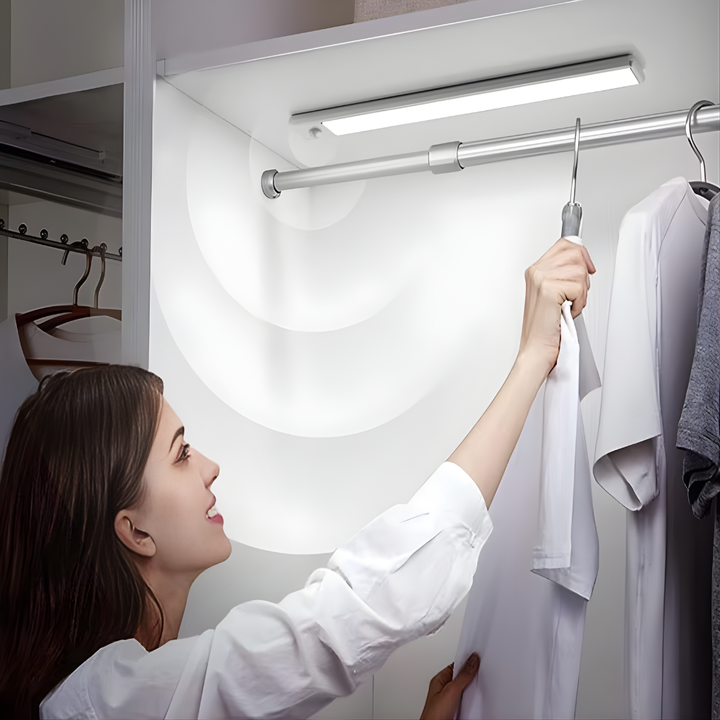Draadloze oplaadbare LED-lamp met bewegingssensor voor kastverlichting. Zilver, perfect voor donkere ruimtes.