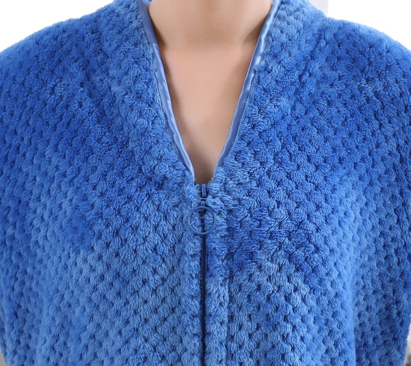 Duurzame en comfortabele unisex fleece badjas, extra lang ontwerp voor langdurig welzijn thuis.