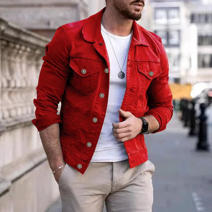 Modieus mannen denimjack, klassiek model, gedragen voor een casual, stoere look. Comfortabel en stijlvol.