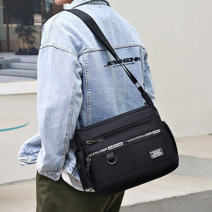 Detailopname van de veilige ritsen op de dievenbestendige crossbody sling schoudertas.
