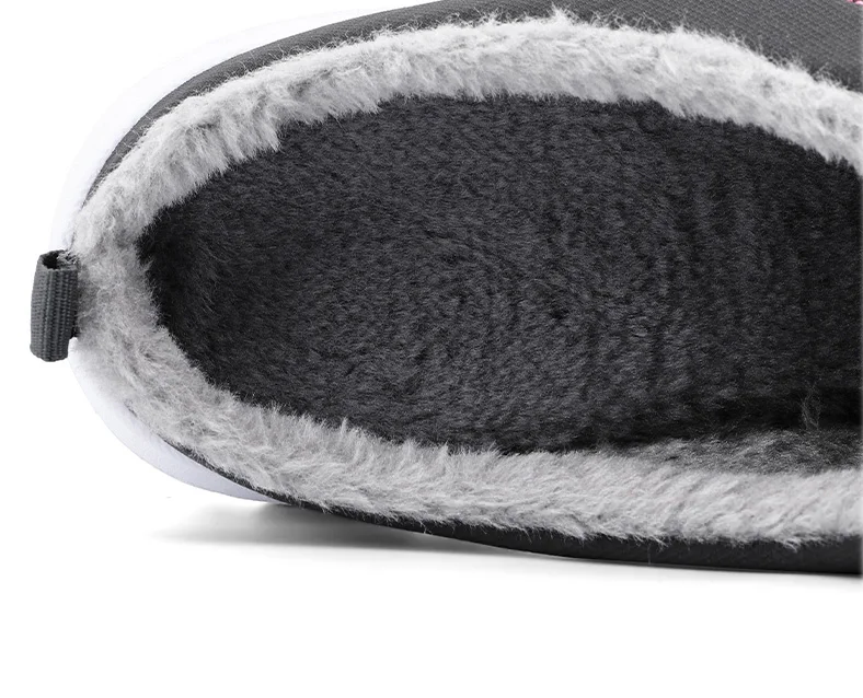 Paar warme heren pantoffels, klaar voor ontspanning thuis. Zachte huispantoffels bieden ultiem voetcomfort.