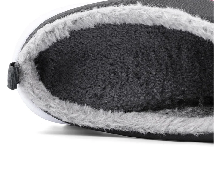 Paar warme heren pantoffels, klaar voor ontspanning thuis. Zachte huispantoffels bieden ultiem voetcomfort.