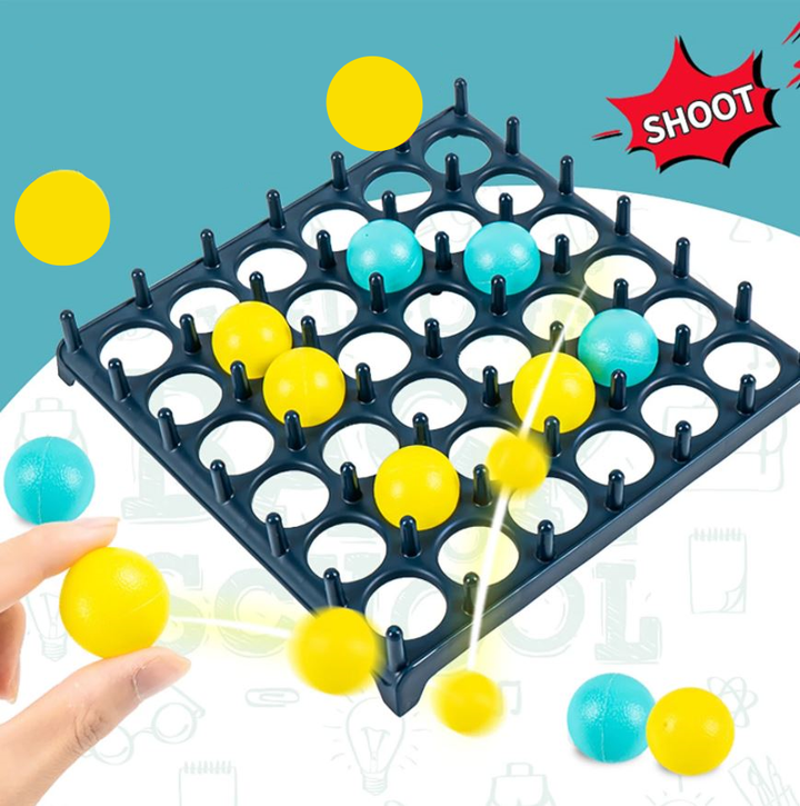 Lachende kinderen spelen interactief springbalspel; perfect voor educatief binnenspeelplezier.