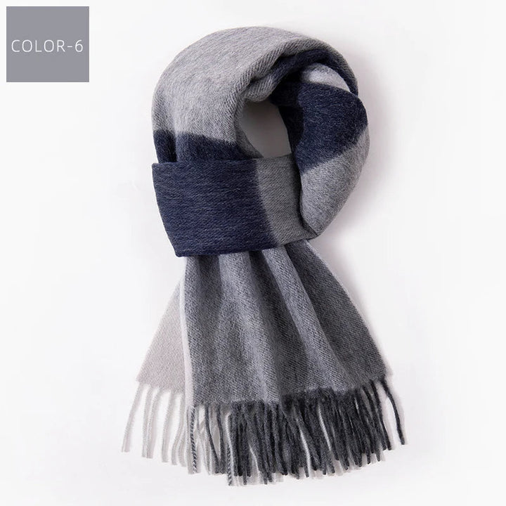 Veelzijdige geruite herensjaal van wol. Biedt warmte en stijl, perfect voor de wintergarderobe van mannen.