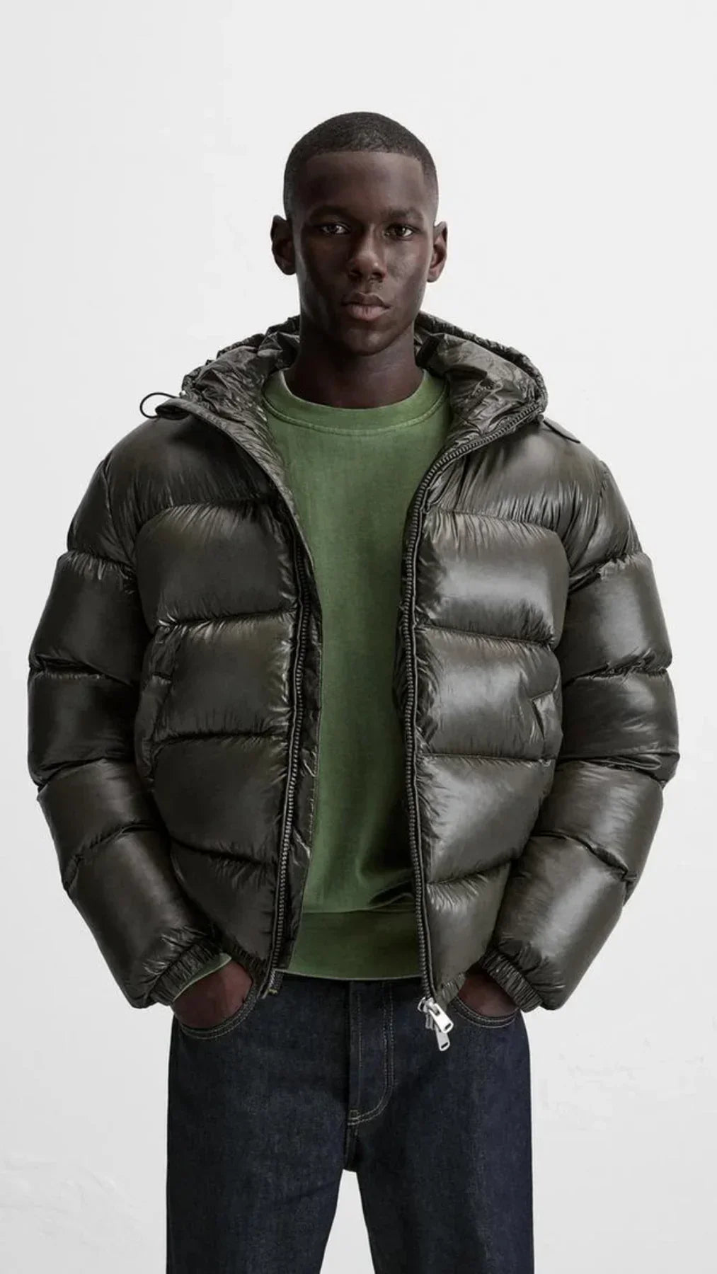 Uniseks pufferjack Aspen in zwart, biedt ultieme warmte en comfort, een essentiële winterjas voor iedereen.