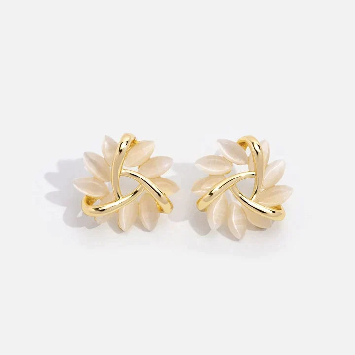 Sprankelende dames opaalbloem oorknopjes, verguld. Elegante bloemknopjes met opaal, vangen het licht.