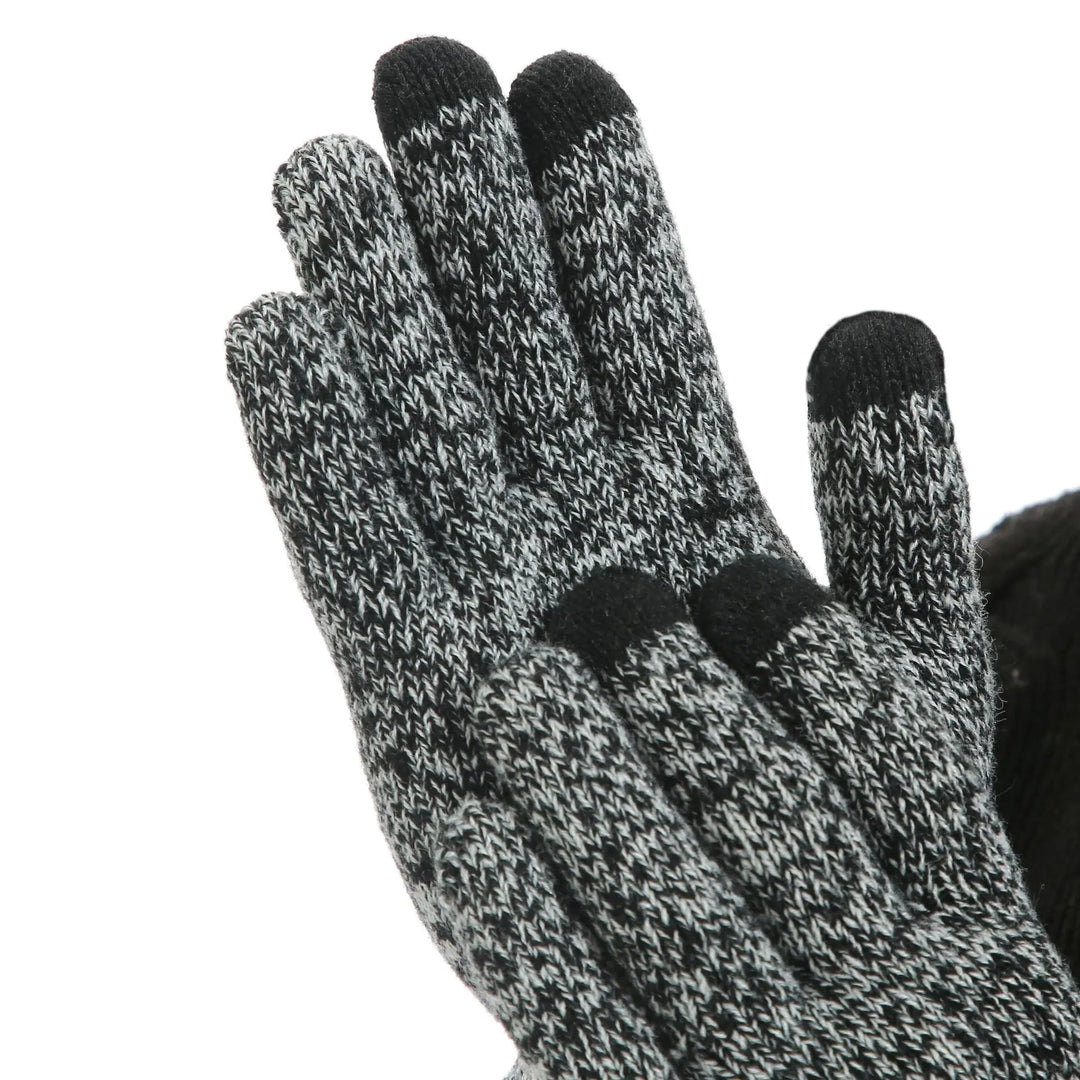 Stijlvolle heren winterset met gebreide muts, sjaal en handschoenen, geschikt voor outdoor activiteiten.
