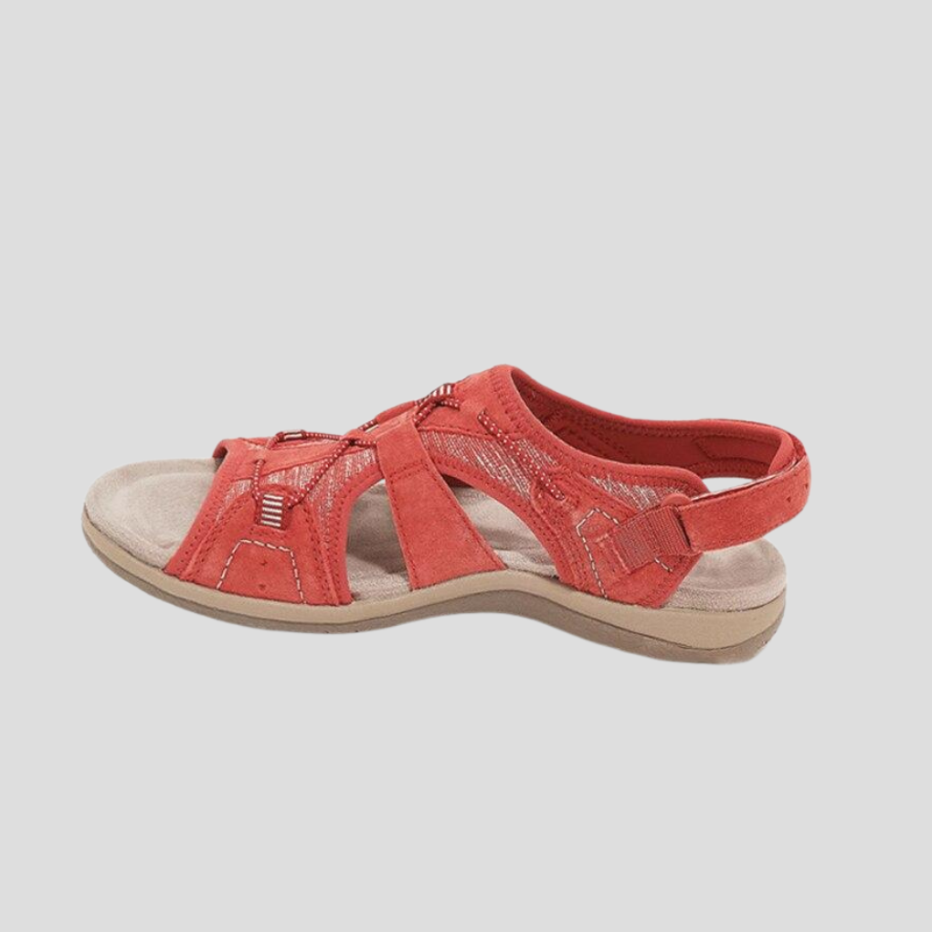 Stijlvolle damessandalen met wigzool en verstelbare bandjes, een essentieel item voor de zomercollectie.