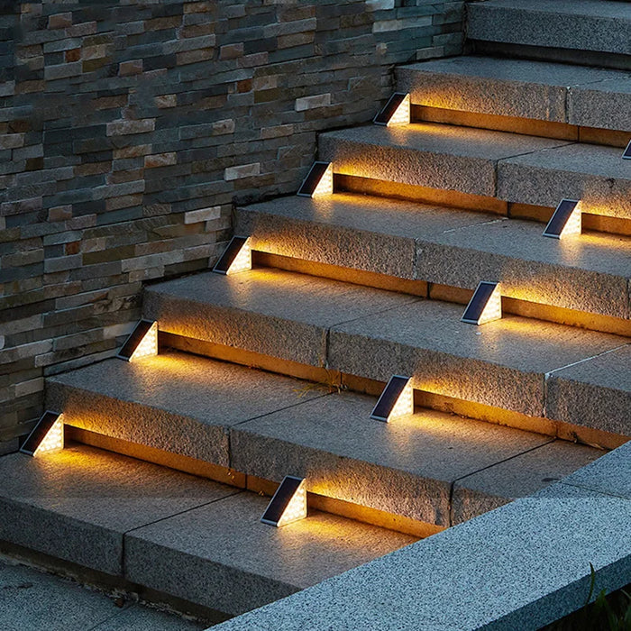 Veilige StepBright LED traplampen met heldere verlichting voor donkere buitentrappen, waterdicht.