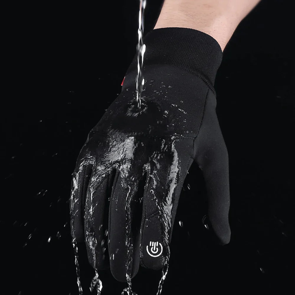 Model draagt warme ThermaGuard touchscreen winterhandschoenen, geschikt voor zowel mannen als vrouwen, met comfortabele pasvorm.
