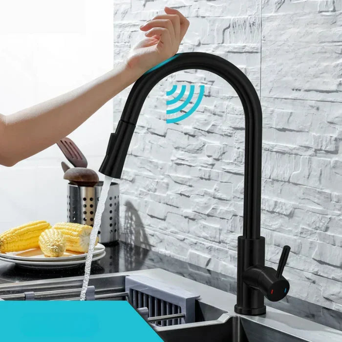 Moderne zwarte AquaTouch sensorkraan. Hygiënische handsfree keukenkraan van geborsteld roestvrijstaal.