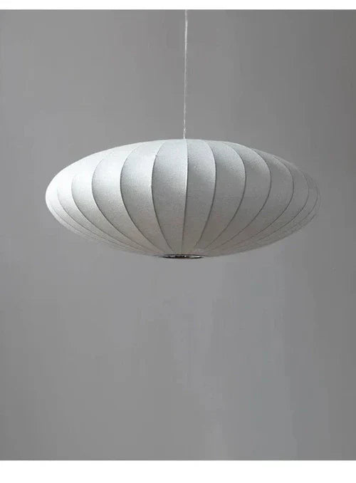 Detailopname van luxe zijden hanglamp "SilkCrown" met heldere kristallen, elegant en sfeervol.