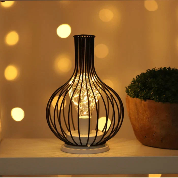 Luxe LumiGris tafellamp met een strak zwart metalen onderstel en een textiele kap, voor warme sfeerverlichting.