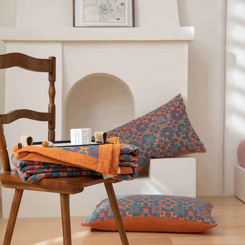 Comfortabele, warme katoenen quilt met oranje & blauw patroon. Zeslaags dekbed voor sfeervolle slaapkamers.