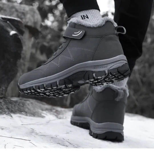 Profiel van uniseks WinterPro laarzen, ontworpen voor ergonomisch comfort, pijnverlichting en warme wintervoeten.