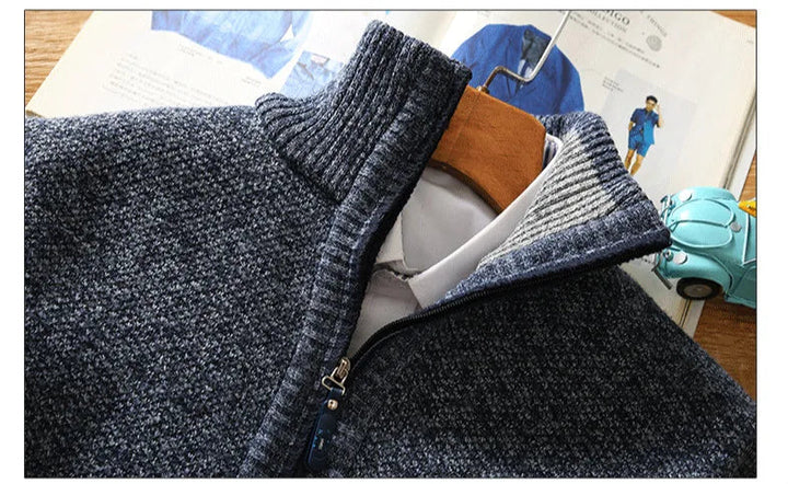 Heren trui met praktische halve rits en opstaande kraag, warm en essentieel voor wintergarderobe.