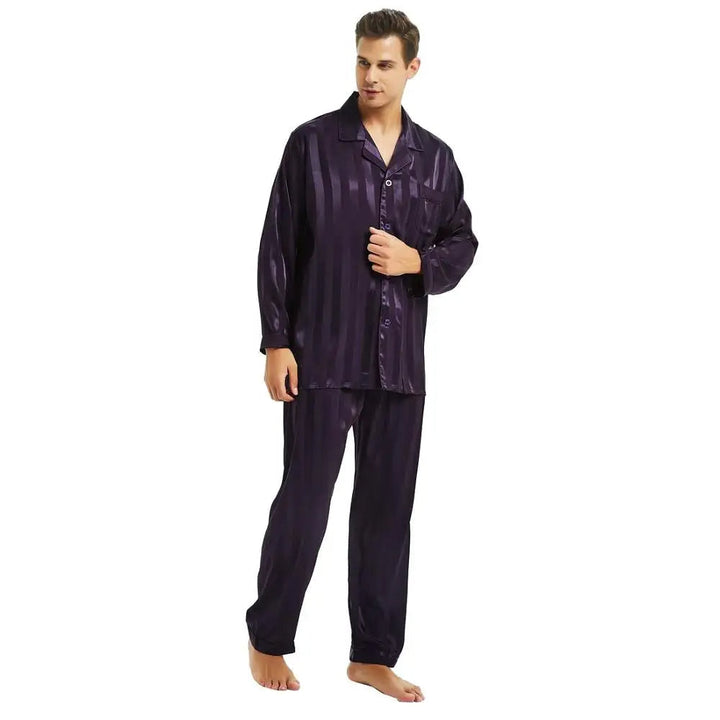 Complete heren pyjama set van zijde: top en broek voor luxe comfort en ontspannen nachten.