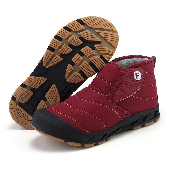 Heren waterdichte snowboots in diepe sneeuw, klaar voor wintersport of outdoor avonturen. Warm en comfortabel.