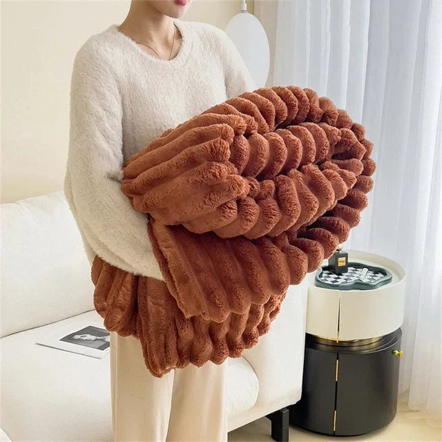 Gebroken witte pluche CozyWrap warmtedeken, een luxe en zacht plaid voor comfort.