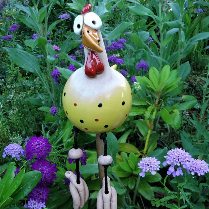 Set van vrolijke tuinkippen als decoratie; speels, weerbestendig en perfect voor tuin, terras of balkon.