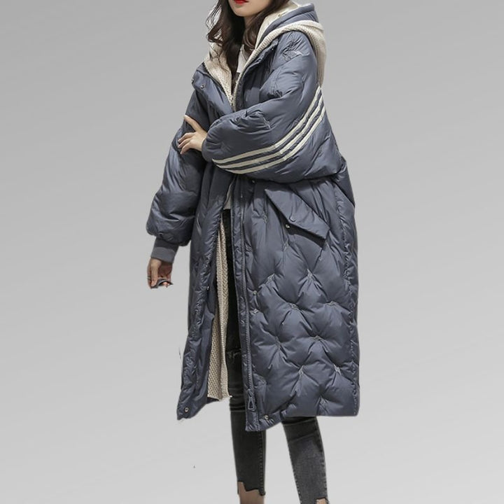 Lange dames winterjas van dons, 'Sophie', met praktische capuchon, ontworpen voor comfort en warmte.
