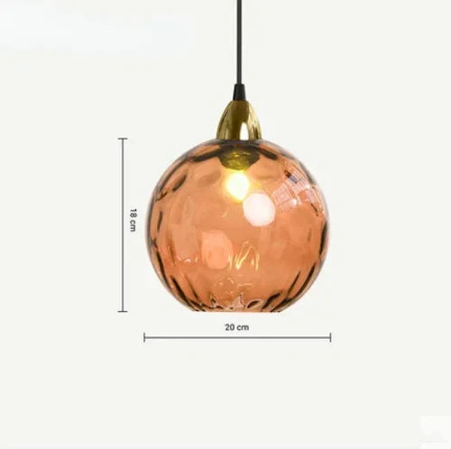 Rustgevende glazen bol plafondlamp in slaapkamer, zachte sfeerverlichting.