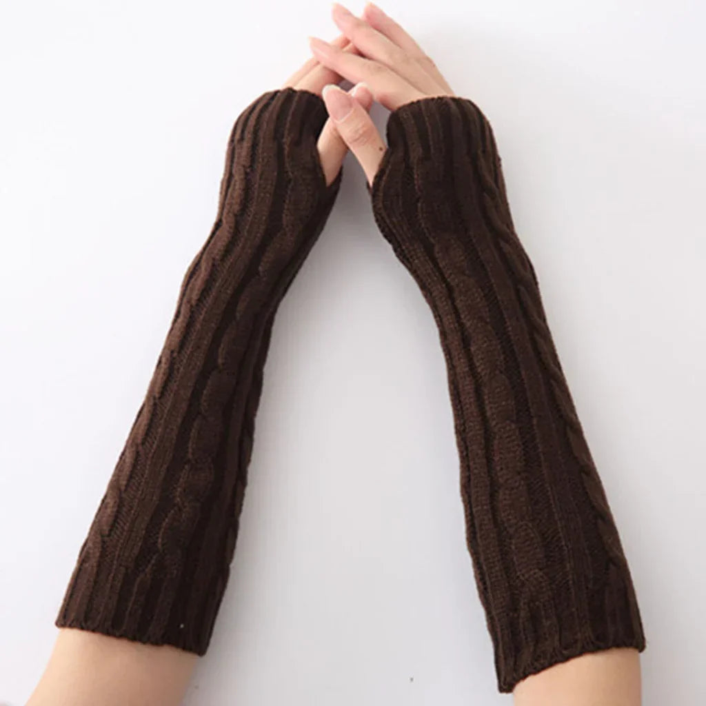 Close-up van de warme gebreide textuur van FlexiWarm lange vingerloze handschoenen voor dames.