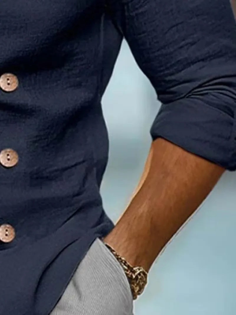 Veelzijdige slim fit linnen herenblazer met houten knopen en v-hals, geschikt voor zowel smart-casual als zakelijk gebruik.