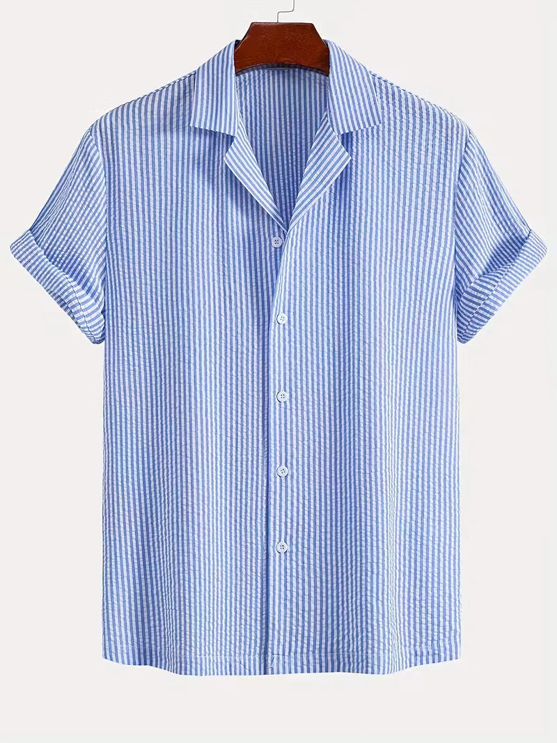 Comfortabele heren zomeroutfit: lichtblauw shirt met korte mouwen en beige shorts, ideaal voor strand.