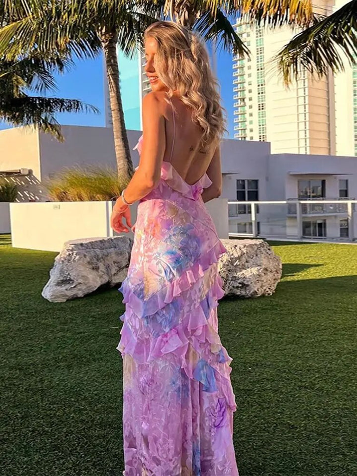 Vrouwelijke Liora zomerjurk met speelse ruches en felle kleuren, een must-have voor zomerse vakanties.