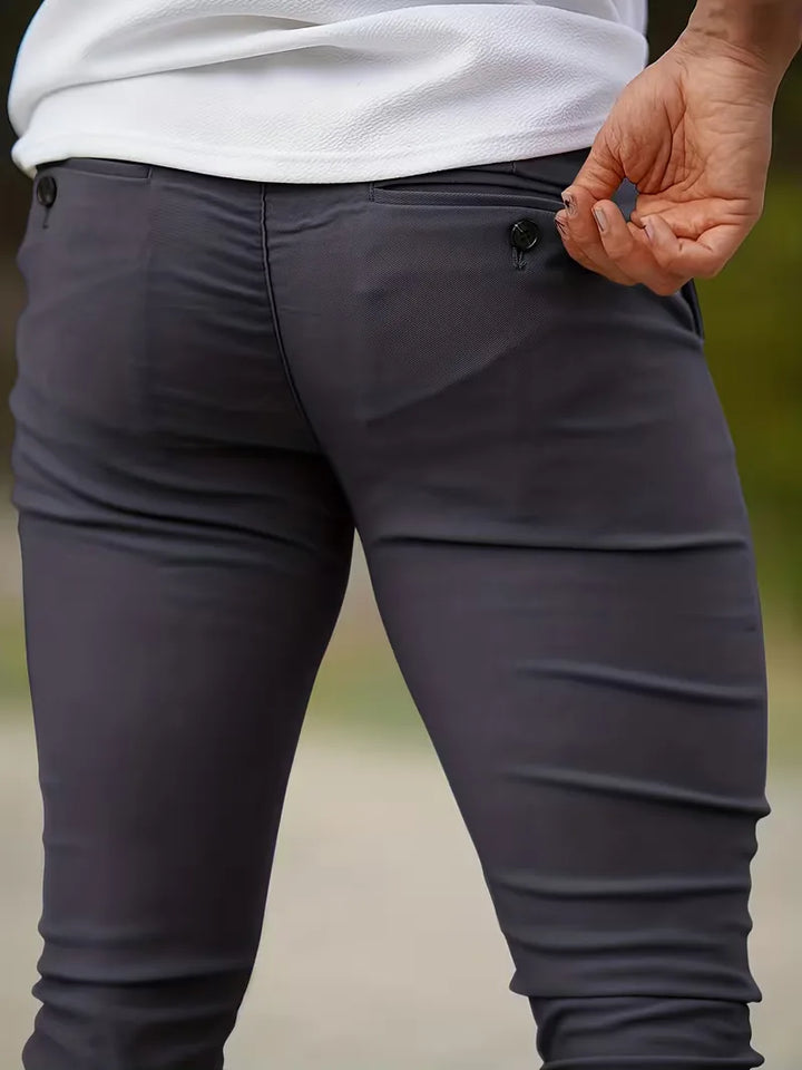 Khaki heren slimfit chino met knoopsluiting, een tijdloze en klassieke keuze.