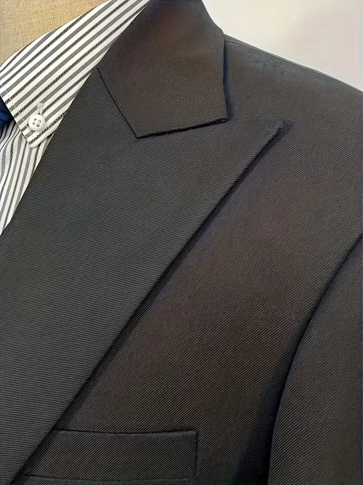 Zakelijk driestukspak voor heren, comfortabel slim fit model, perfect voor kantoor en meetings.