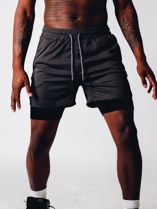 Vochtafvoerende heren 2-in-1 trainingsshort, perfect voor intense fitness en sport. Comfort en prestaties gegarandeerd.
