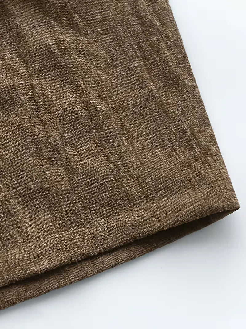 Heren setje met korte broek en V-hals shirt: casual en comfortabel voor elke zomerse gelegenheid.