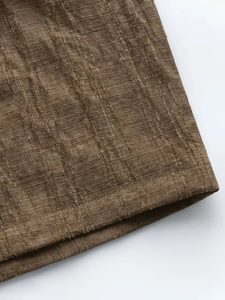 Heren setje met korte broek en V-hals shirt: casual en comfortabel voor elke zomerse gelegenheid.