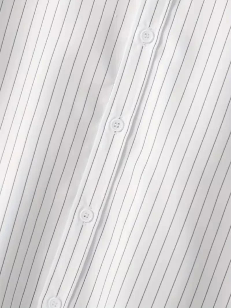 Ontspannen heren overhemd: oversized pasvorm met verticale strepen voor een comfortabele en modieuze look.