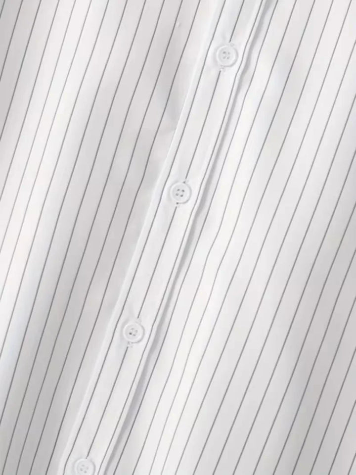 Ontspannen heren overhemd: oversized pasvorm met verticale strepen voor een comfortabele en modieuze look.