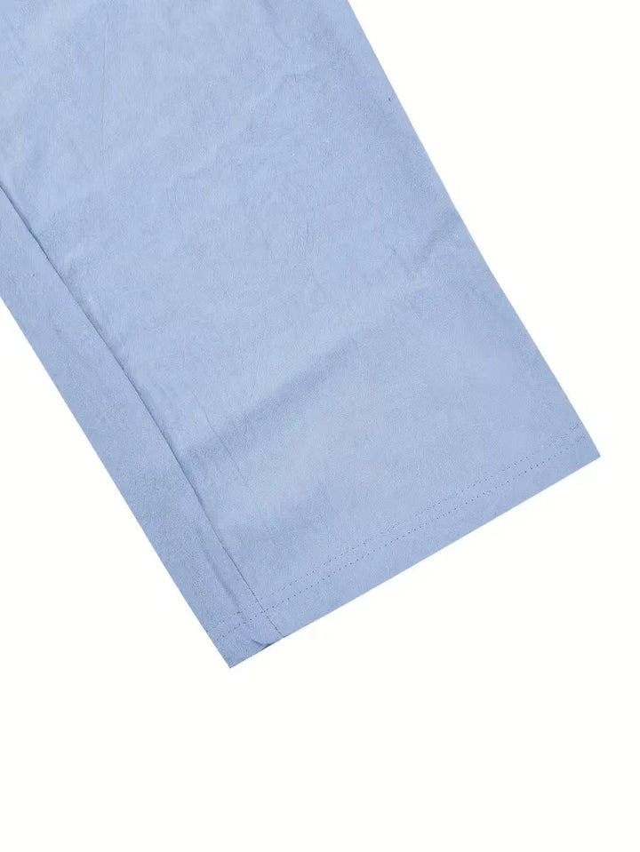 Tweedelige heren zomerset: V-hals shirt met korte mouwen en rechte pijpen broek, zomerse stijl.