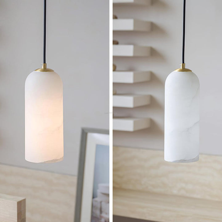 Moderne hanglamp van albast, met messing afwerking, perfect voor design interieurs.
