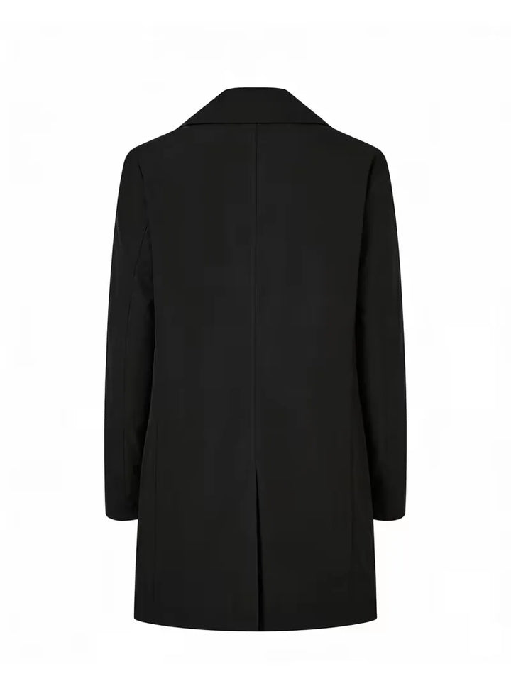 Tijdloze beige slim fit heren overjas, moderne trenchcoat, perfect voor een zakelijke of smart casual look.