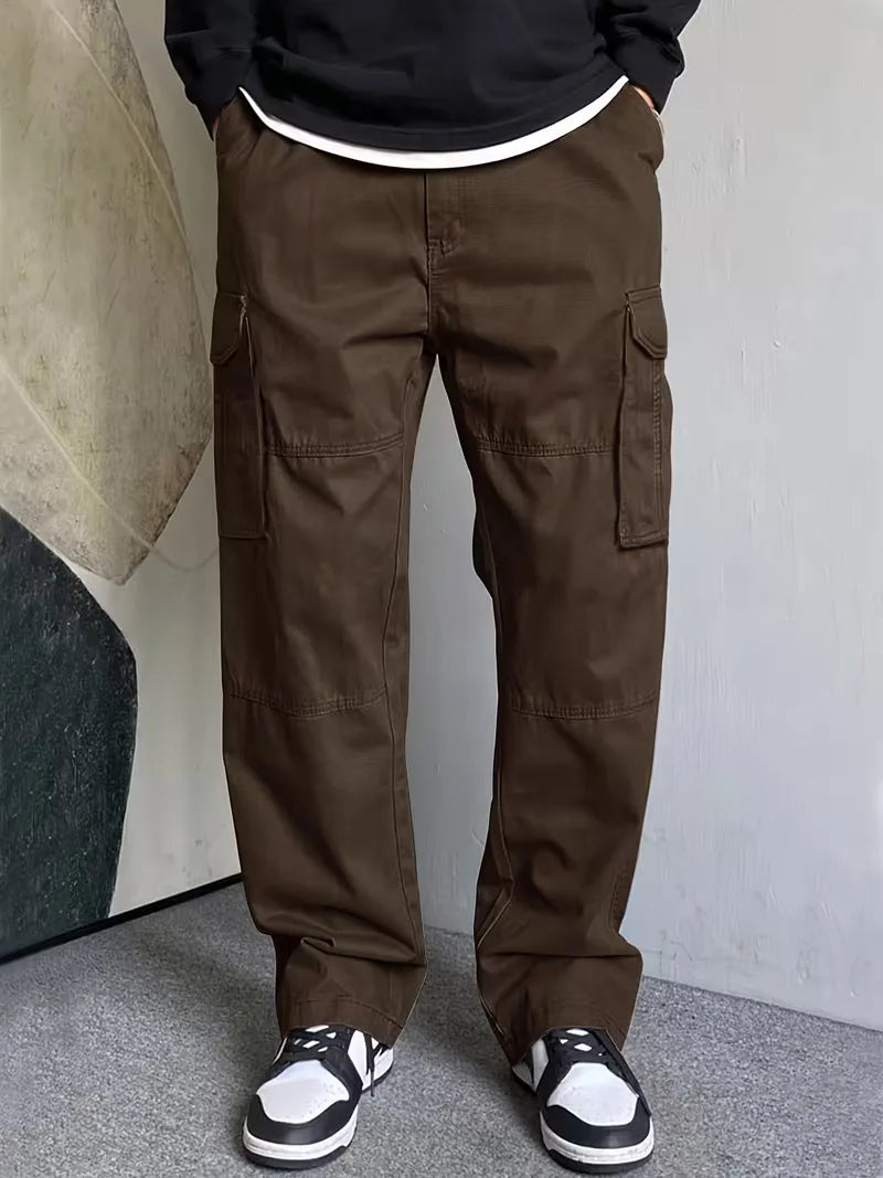 Zwarte heren cargo broek met straight fit, detail van de klepzakken zichtbaar, veelzijdig en comfortabel.