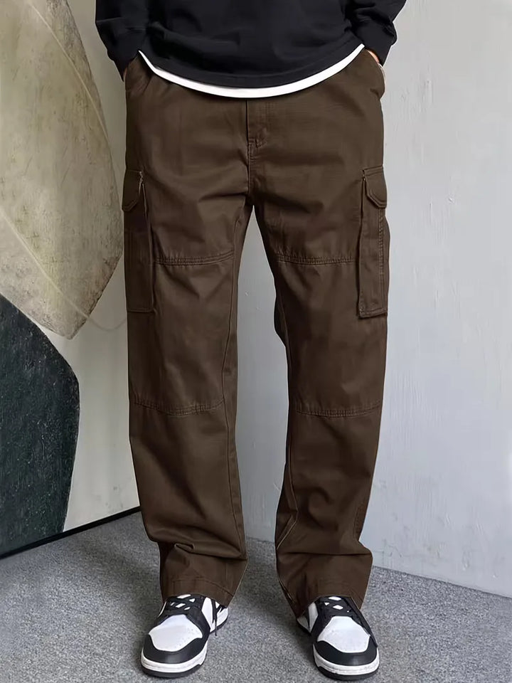 Zwarte heren cargo broek met straight fit, detail van de klepzakken zichtbaar, veelzijdig en comfortabel.