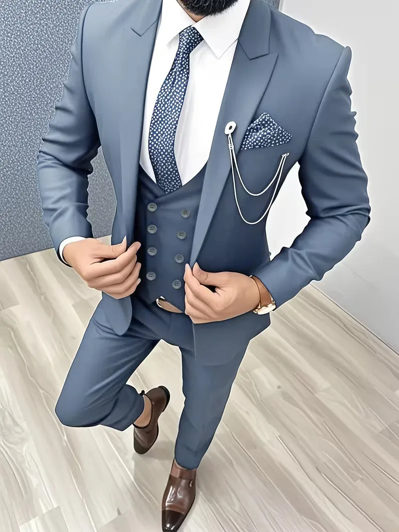 Driedelig slim fit heren pak, met een perfecte pasvorm voor zowel zakelijke als feestelijke events.