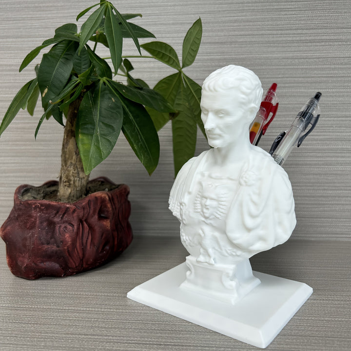 Kantoor decoratie: Julius Caesar pennenhouder van duurzaam PLA kunststof. Geeft een historisch tintje aan je werkplek.
