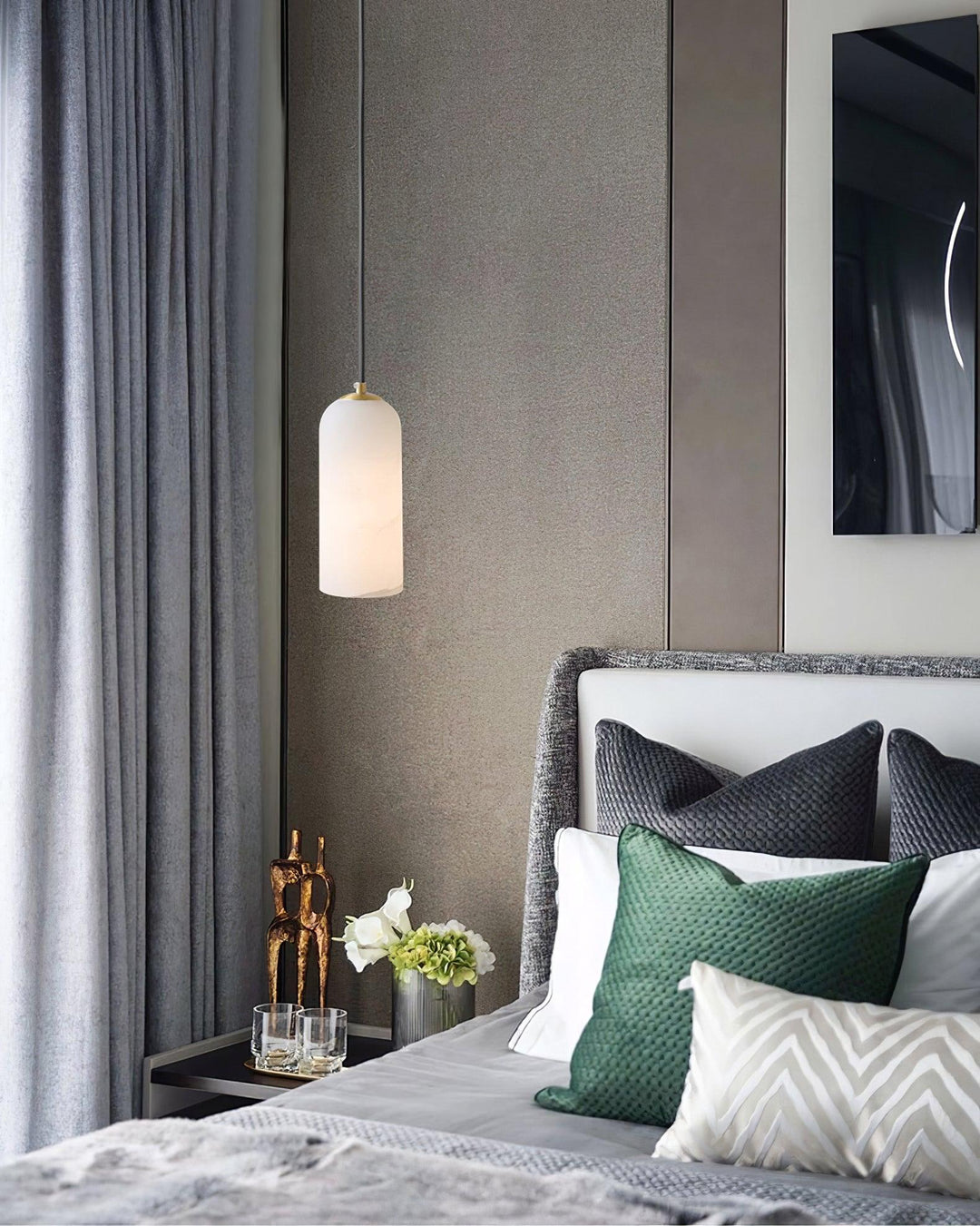 Woonkamer hanglamp in albast, messing afwerking, modern en chic.